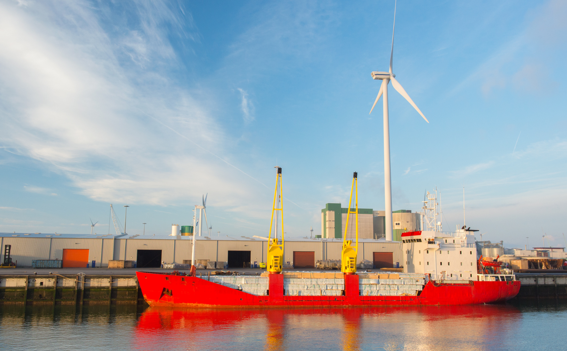 Werken in de eemshaven vrachtschip